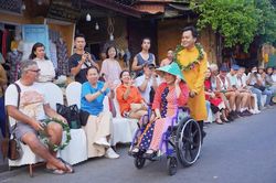 Bén duyên với áo dài cách tân