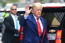 Ông Trump thua kiện, phải bồi thường hơn 83 triệu USD cho 1 cựu nhà báo