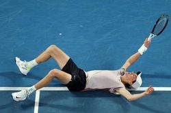 Ngược dòng đỉnh cao, Sinner khiến Medvedev 'tâm phục khẩu phục' tại chung kết Australian Open