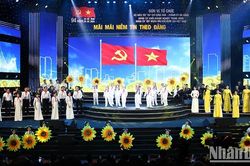 Trang trọng chương trình nghệ thuật 'Mãi mãi niềm tin theo Đảng'