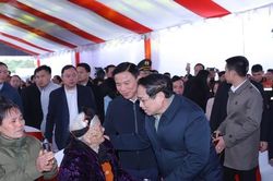 Thủ tướng thăm, tặng quà gia đình chính sách, công nhân tại Thanh Hóa