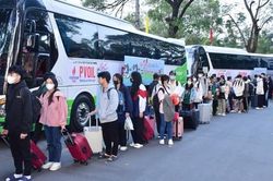 Hàng nghìn sinh viên rời TPHCM về quê đón Tết trên các chuyến xe miễn phí