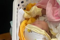 Phát hiện trẻ sơ sinh bị bỏ rơi trong một cây xăng ở TP Thủ Đức