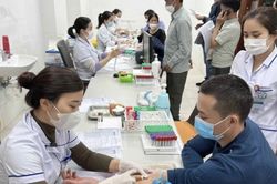 Nhiều người liệt dây thần kinh, méo miệng vì rét kéo dài