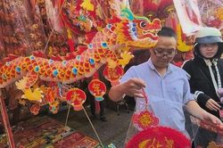 Đường bán đồ trang trí Tết lớn nhất Sài Gòn vào mùa sôi động