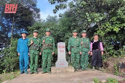 Chiến sĩ biên phòng dệt mùa xuân nơi biên cương