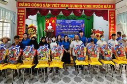 Mang niềm vui Xuân đến người dân xã Vĩnh Hanh