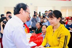 TPHCM trao 1.000 phần quà Tết cho hộ khó khăn trên địa bàn tỉnh Tây Ninh