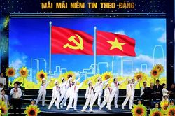 Hào hùng, lắng đọng chương trình giao lưu nghệ thuật 'Mãi mãi niềm tin theo Đảng'
