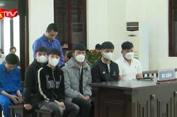 Giơ 'ngón tay thối' khiêu khích đối thủ bị truy sát tới cùng