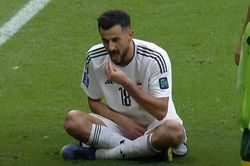 Tiền đạo Iraq nhận thẻ đỏ một cách khó hiểu tại Asian Cup