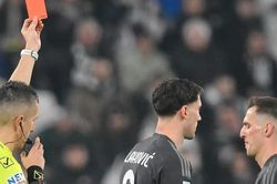 Cuộc đua vô địch Serie A có bước ngoặt khi Juventus tự bắn vào chân