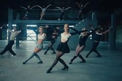 'Yes, And?' của Ariana Grande vượt qua những gièm pha
