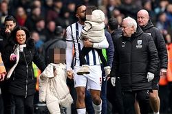 Bạo loạn ở FA Cup, cầu thủ phải ra khỏi sân để giải cứu người thân