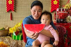 Tin nóng thể thao tối 29/1: Huyền thoại Ngọc Hoa hiếm hoi lộ diện, đưa con gái hơn 8 tháng tuổi đi chơi