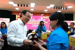 Đồng chí Nguyễn Văn Nên tặng quà Tết cho hộ nghèo, công nhân lao động tại Đồng Nai