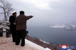 Ông Kim Jong Un chỉ đạo thử tên lửa hành trình chiến lược phóng từ tàu ngầm