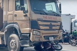 Xe bồn cuốn xe máy vào gầm khiến cô gái tử vong tại chỗ