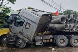 Va chạm với xe đầu kéo, ô tô khách lao vào 4 nhà dân ở Thanh Hóa