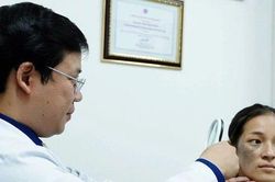 Nỗi khổ tâm của người mẹ trẻ nhiều năm không dám bỏ khẩu trang