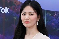 Song Hye Kyo lộ ảnh hôn thân mật một người, cảnh 'nóng' thế nào mà khiến netizen phát sốc