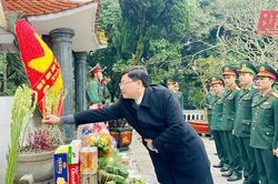 Phó Chủ tịch UBND tỉnh Mai Xuân Liêm viếng nghĩa trang liệt sỹ và thăm, chúc tết cán bộ, chiến sỹ Đảo Mê