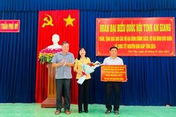 Trung ương Hội Nông dân Việt Nam trao quà Tết tại An Giang