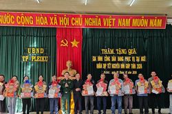 Pleiku trao quà Tết cho 184 gia đình công dân đang phục vụ tại ngũ
