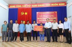 Trao kinh phí hỗ trợ xây 5 căn nhà cho hộ nghèo ở xã Thành Sơn