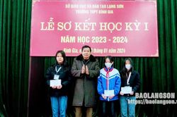 Tặng quà và trao học bổng tại Chương trình 'Tết sum vầy – Xuân chia sẻ'