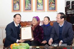 Đồng chí Vân Đình Thảo thăm, tặng quà Tết các gia đình chính sách, người cao tuổi huyện Sơn Dương
