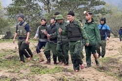 Bắt kẻ giết người lẩn trốn trong rừng sâu cùng súng đạn và ma túy