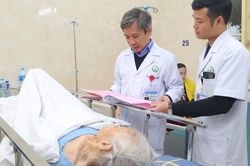 Thay khớp háng bán phần thành công cho hai cụ 'trăm tuổi'