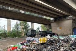 Vì sao chưa xử lý 'điểm đen' rác thải tại dốc cầu Thăng Long?