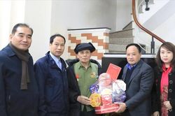 Lãnh đạo quận Hai Bà Trưng thăm, chúc Tết gia đình chính sách trên địa bàn