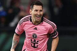 Messi ghi bàn trước ngày chạm trán Ronaldo