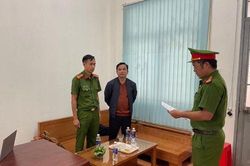 Dính líu đường dây làm nhanh sổ đỏ, Giám đốc Văn phòng đăng ký đất đai bị bắt