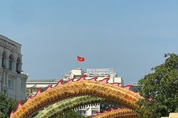 Lộ hình rồng khổng lồ dài 100 mét ở đường hoa Nguyễn Huệ