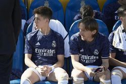 Luka Modric cần 'hưu trí' trên ghế dự bị?