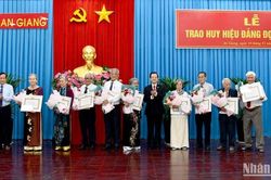 An Giang trao Huy hiệu Đảng tặng các đảng viên cao niên tuổi Đảng