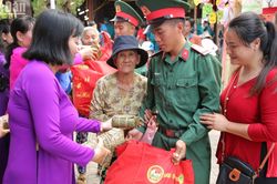 Ấm áp 'Xuân chiến sĩ', 'Tết quân-dân'