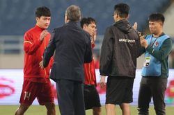 HLV Troussier đưa ra lời khuyên với Hoàng Đức
