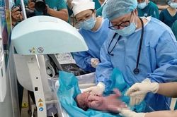 Em bé đầu tiên ở Việt Nam được sửa tim khi còn trong bụng mẹ chào đời