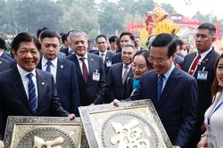 Chủ tịch nước Võ Văn Thưởng cùng Tổng thống Philippines tham quan Hoàng thành Thăng Long