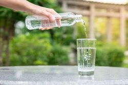 Lượng nước uống dư thừa sẽ gây hại cho não