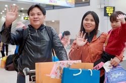 'Chuyến bay ước mơ' đưa người lao động xa quê nhiều năm về ăn Tết