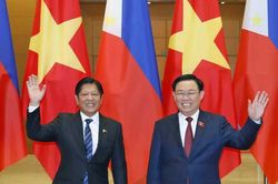Chủ tịch Quốc hội Vương Đình Huệ hội kiến Tổng thống Philippines