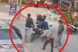 Clip: Mở cửa bất cẩn, người đi ô tô 'hạ gục' tài xế xe máy