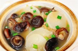 Củ này được ví như 'nhân sâm mùa đông', giá hơn 10.000 đồng/kg, đem nấu canh với nấm siêu ngọt ngon