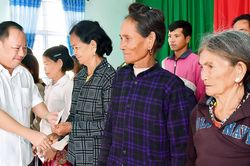 Phó Bí thư Thường trực Tỉnh ủy Châu Ngọc Tuấn thăm, tặng quà Tết tại xã Yang Nam